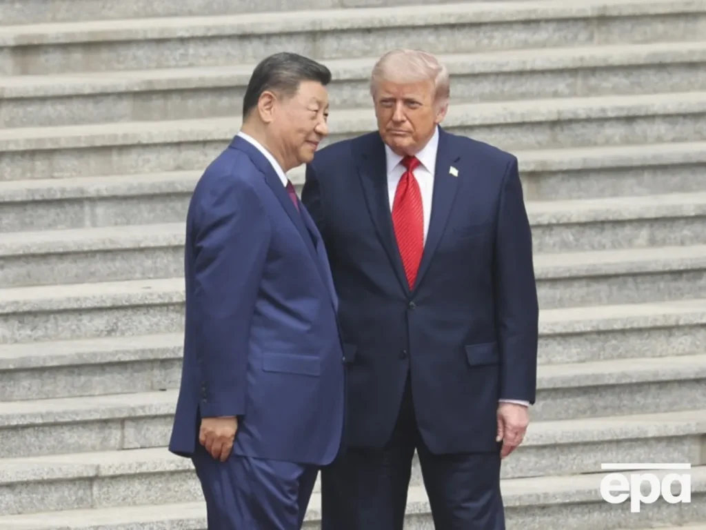 Менше, ніж із Макроном, але довше, ніж із королем. Трамп у Китаї знову влаштував битву рукостискань. Відео