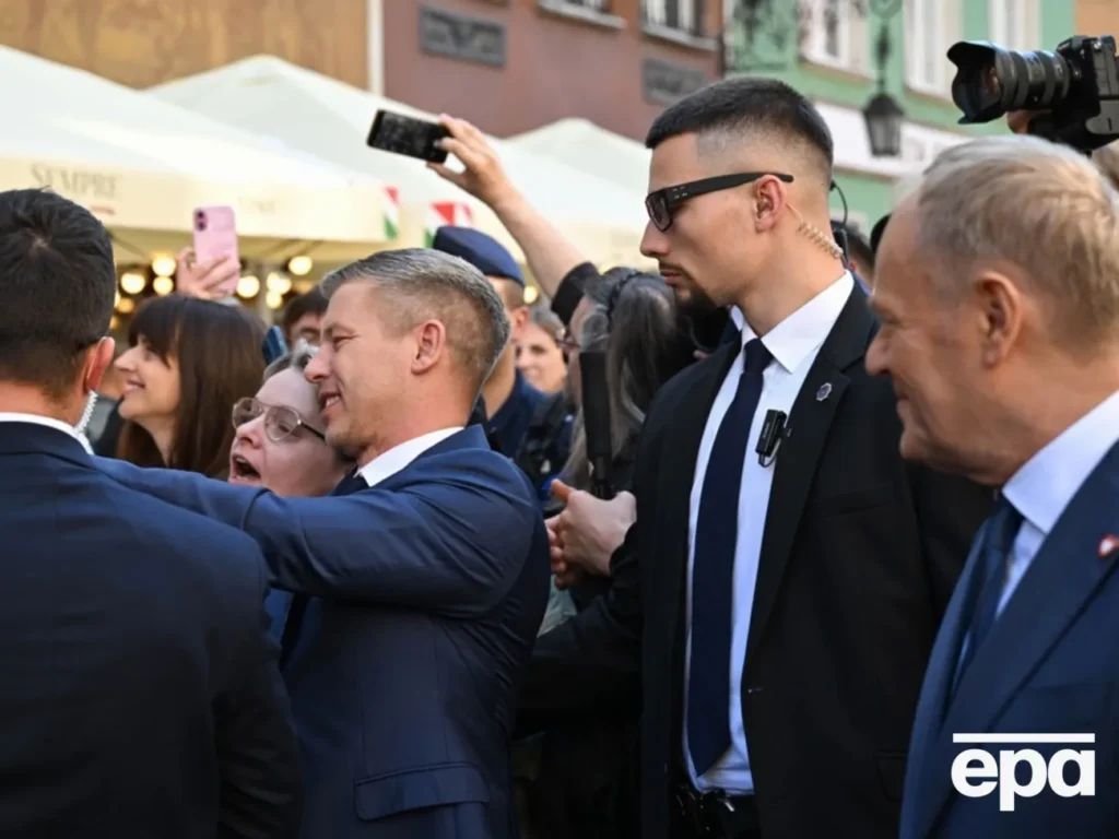 Прем'єр-міністра Угорщини ледь не задушили в Польщі. Відео
