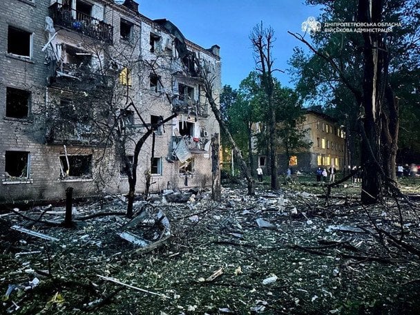 Страшні вибухи, потрощені будинки і лікарні: Росія понад 10 годин атакувала обласний центр України (фото, відео)