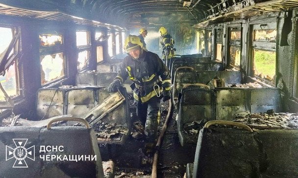 Вагони вигоріли вщент: на Черкащині електричка спалахнула на ходу (фото)
