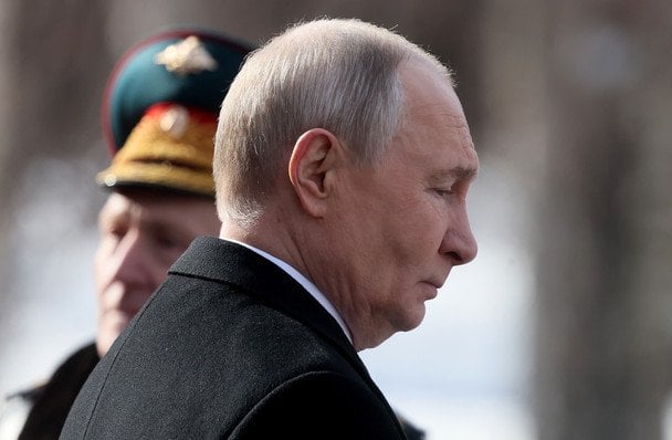 Путін плутано пояснив відсутність військової техніки на параді