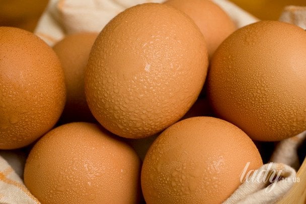 У Києві чоловік після гри "Камінь-ножиці-папір" закидав продавчиню яйцями: що сталося (відео)