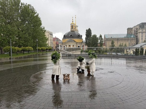 Малюки-засновники Києва на Поштовій площі змінили образ до Дня міста: який вигляд вони мають (фото)