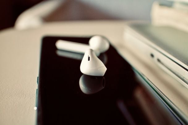 Дівчина випадково проковтнула AirPods замість таблетки: що сталося далі