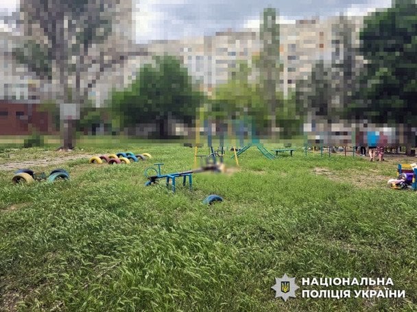 Росіяни обстріляли дитячий майданчик в Херсоні: є загиблий і поранені діти