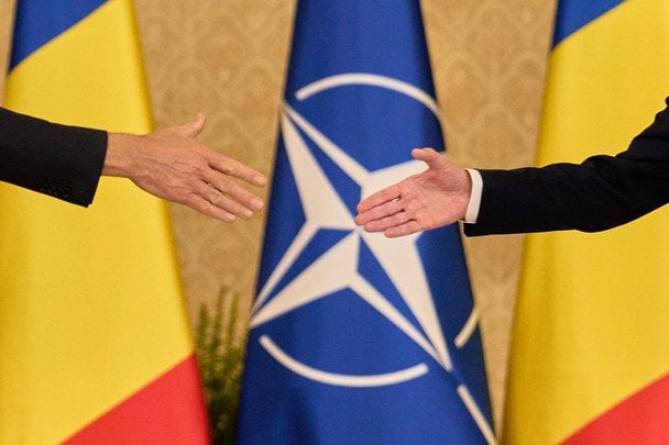 Дрон РФ долетів до Румунії та влетів у багатоповерхівку: влада зробила заяву, НАТО відреагувало