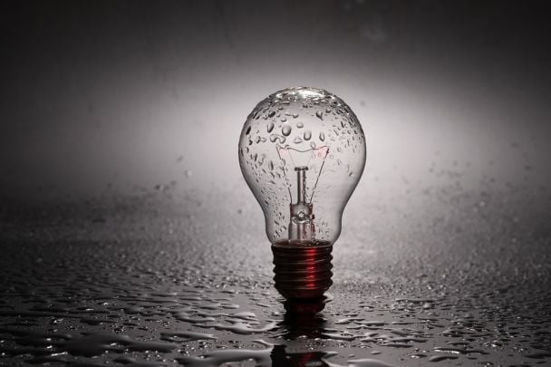 В Україні екстрено відключають світло після атак РФ: які регіони постраждали найбільше