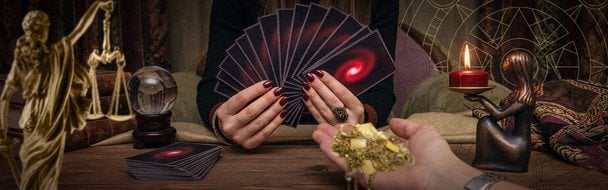 Війна в Україні «жене» українців до ворожок і гадалок: експерти попередили про небезпеку