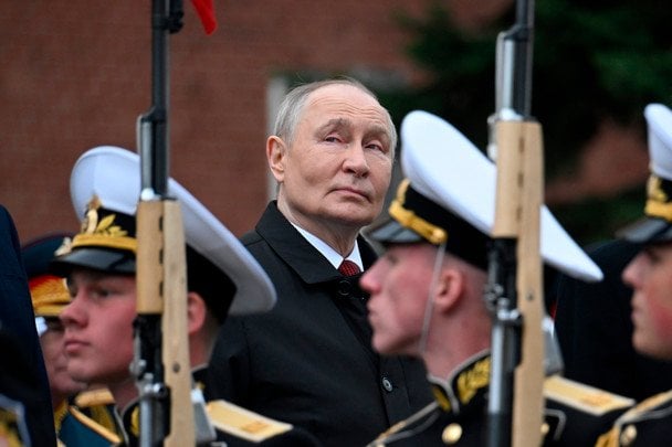 Путіна жорстко висміяли через жалюгідний вигляд на параді
