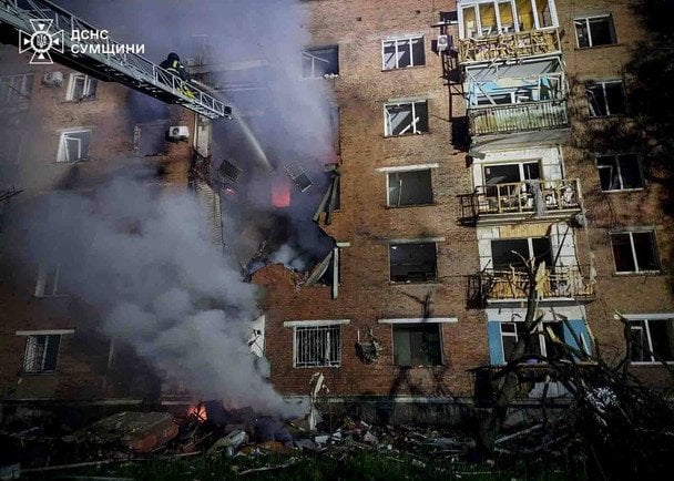 У даху діра, обвалились три поверхи: РФ прицільно вгатила по багатоповерхівці — шокувальні фото, відео