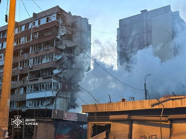 Вже 9 загиблих: з-під завалів зруйнованої багатоповерхівки в Києві дістали ще одне тіло