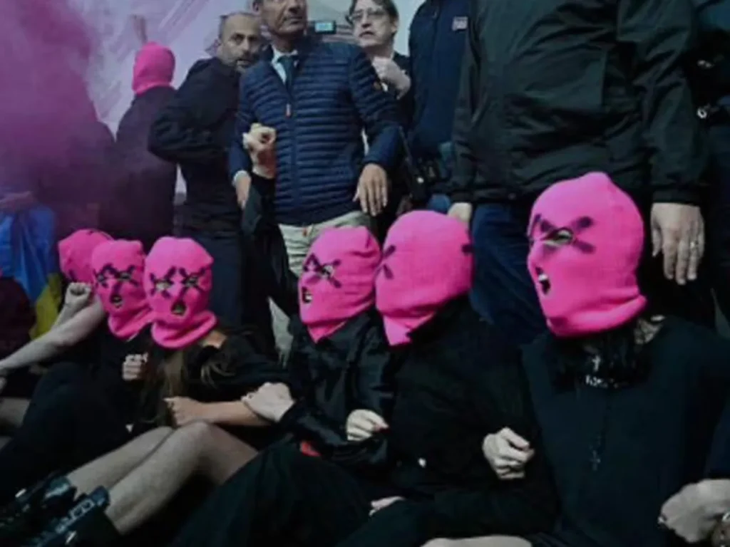 "Росія вбиває". Активістки Femen топлес заблокували російський павільйон у Венеції