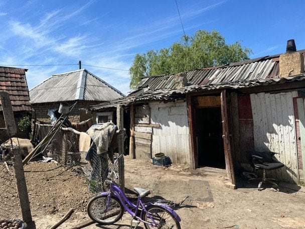 На Закарпатті виявили родину, де восьмеро дітей ніколи не ходили до школи (фото)