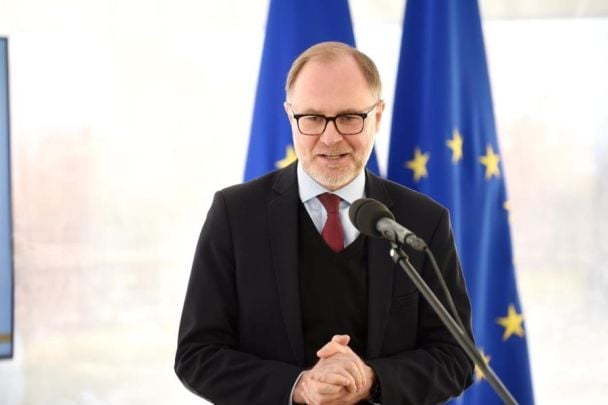 Міністр оборони Латвії подав у відставку через вибухи дронів на нафтобазі