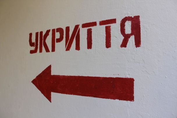Засипало вхід до укриття: у Києві після атаки РФ люди опинилися заблокованими у школі Засипало вхід до укриття: у Києві після атаки РФ люди опинилися заблокованими у школі