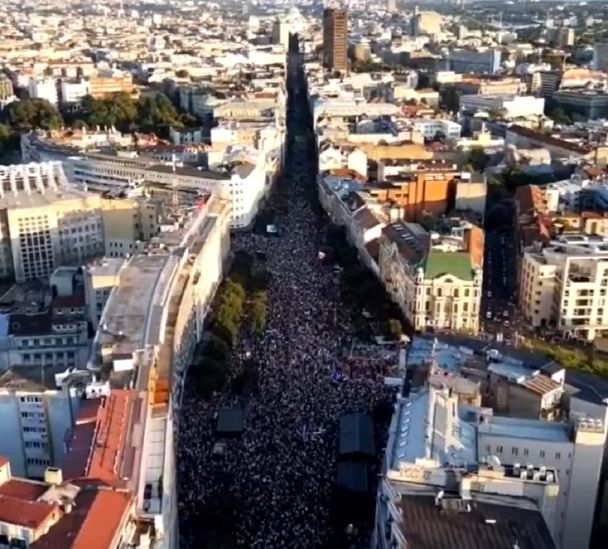 У Сербії спалахнули протести: десятки тисяч людей вийшли проти влади