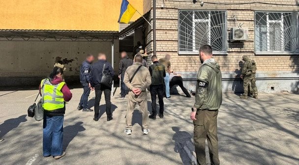 Обшуки в ТЦК у Дніпрі: кого затримали правоохоронці (фото)