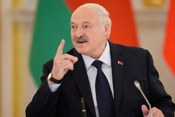 Вперше з 2022 року: у Лукашенка заявили про розмову з Макроном після атаки РФ на Київ