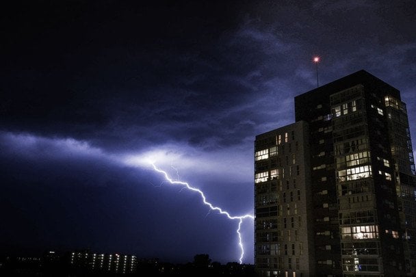 Чи справді потрібно вимикати елетроприлади з розеток під час грози
