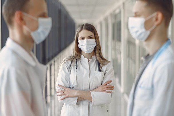 "Хіба це нормально?": біженка порівняла умови роботи лікарів в Україні та Німеччині