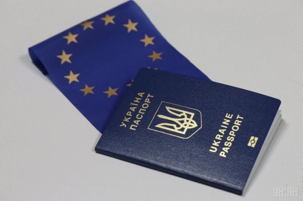 Українці за кордоном можуть оформити шлюб і народження дитини без повернення додому: як це зробити