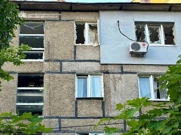 У Дніпрі через нову атаку РФ постраждала жінка: у багатоповерхівці понівечено квартиру
