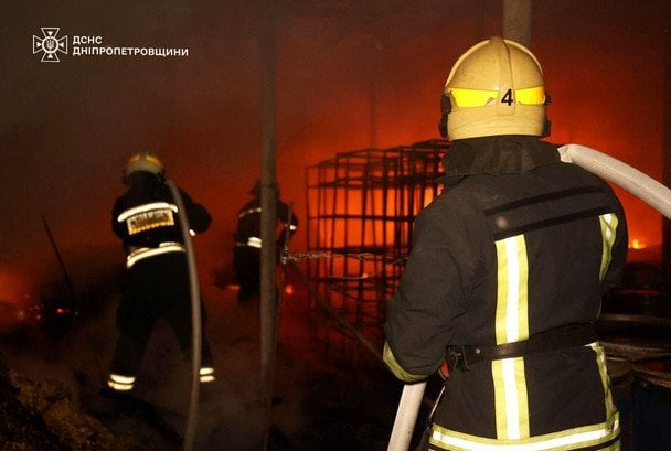 Є загиблі та важкі поранені: РФ вдарила по складах мережі супермаркетів