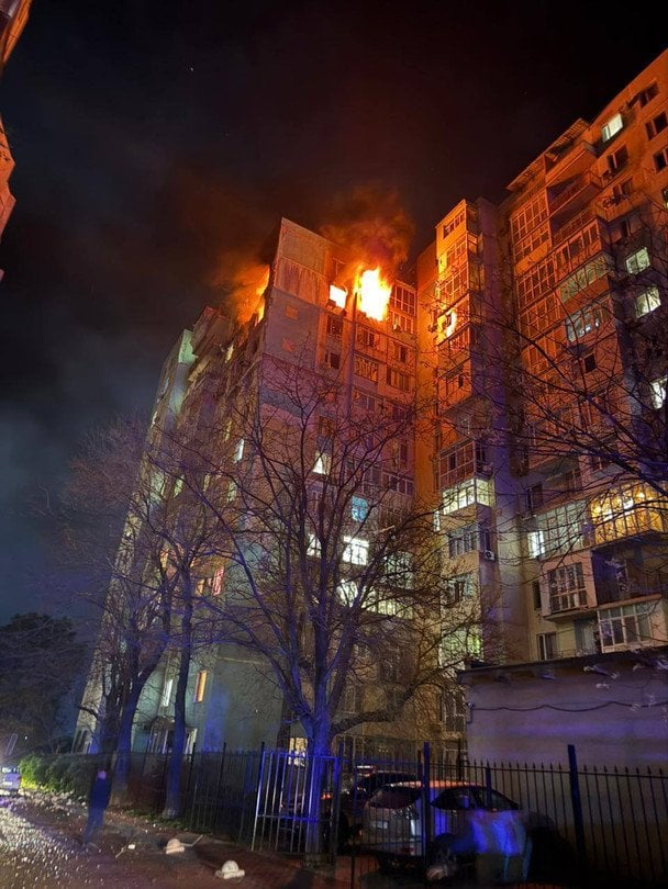 Ворог атакував Одесу: є пожежі у двох багатоповерхівках (фото)