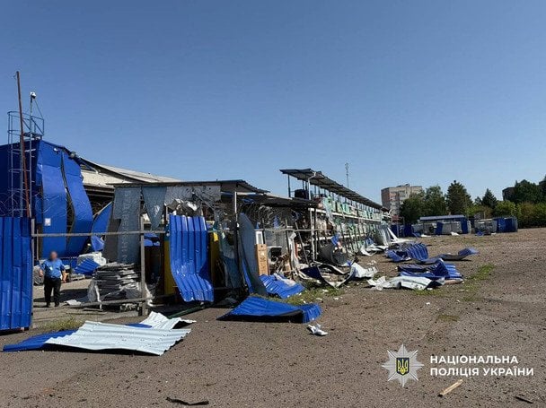 Росіяни вгатили балістичною ракетою по гіпермаркету: є поранені, палає пожежа