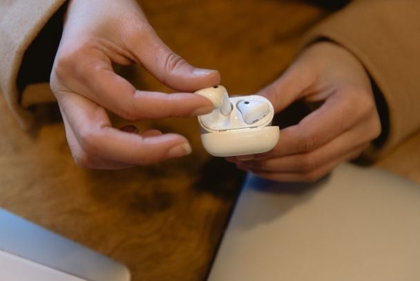 Apple готує AirPods із камерами та ШІ: який вигляд мають навушники так як проходять тестування (фото) Apple готує AirPods із камерами та ШІ: який вигляд мають навушники так як проходять тестування (фото)