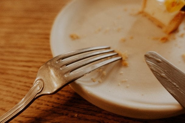 Чому з’являються сліди від приборів на тарілках і як їх ефективно видалити