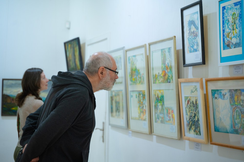 Перша персональна виставка Анатолія Фролова відкрилася у Києві: «Казковий світ» митця, який створював образи дитинства поколінь