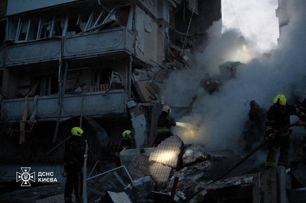 РФ вдарила по житлових будинках у Києві: є жертви, сильні пожежі та руйнування — усі деталі