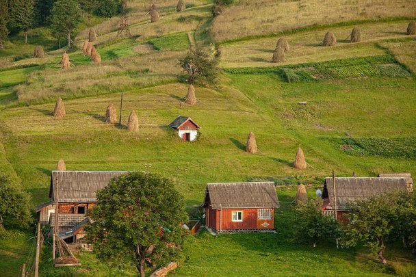 Тренд на життя в селі: родина купила стару хату на Київщині й почала ремонт