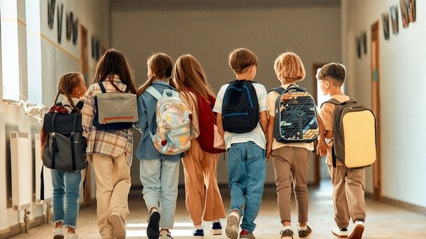 У школах дозволили бити палицями хлопців за булінг