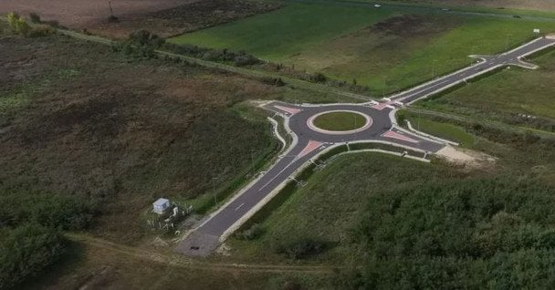 Кільцевий рух у нікуди: дивний об’єкт здивував Мережу — фото