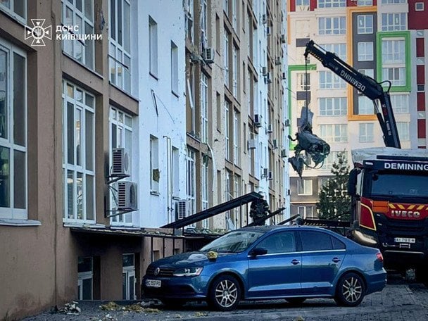 Під Києвом ракета влетіла і застрягла у житловому будинку: кадри з місця шокують (фото)