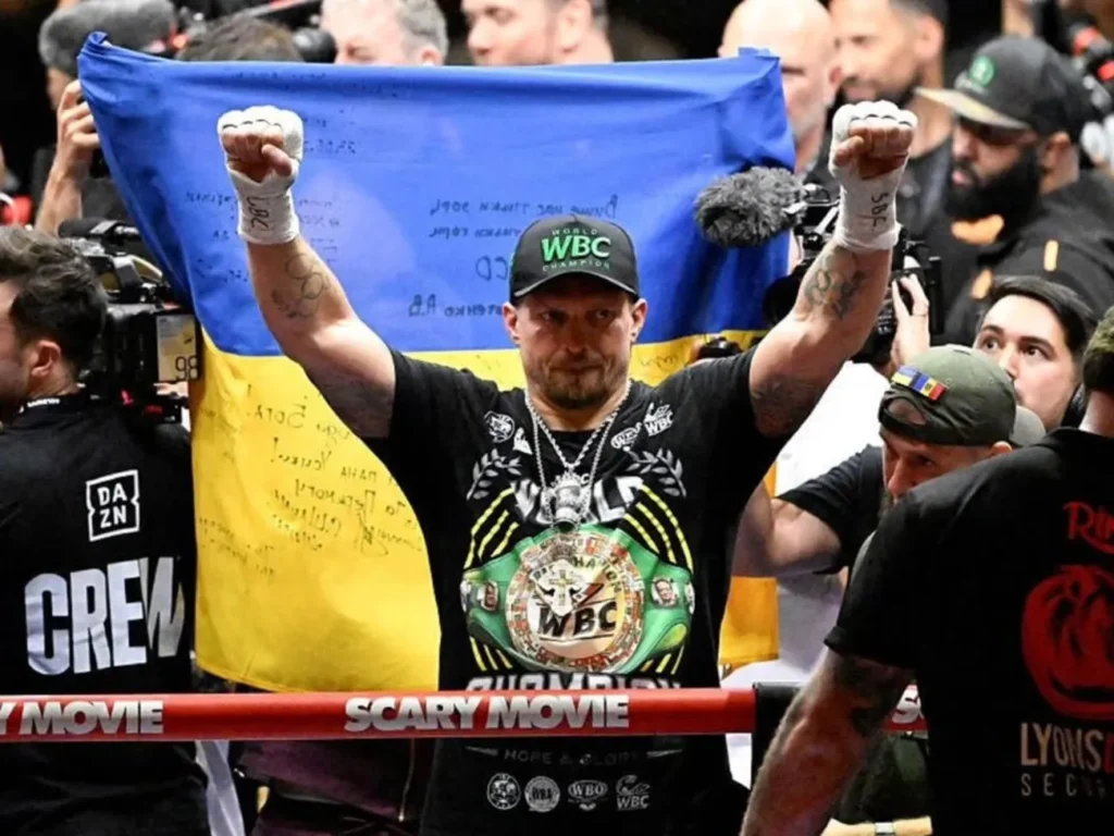 Цей момент побачив увесь світ. Усик після перемоги підняв на рингу особливий прапор. Фото Цей момент побачив увесь світ. Усик після перемоги підняв на рингу особливий прапор. Фото