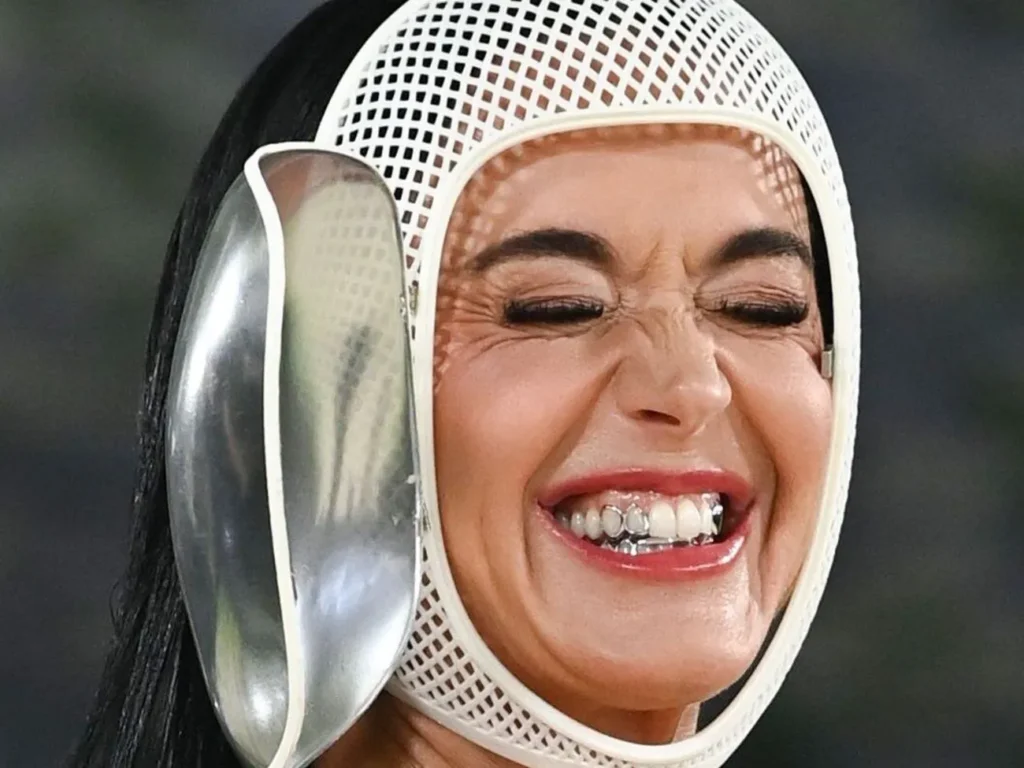 Обгорілий шлейф і шостий палець. Чому Кеті Перрі з'явилася на Met Gala 2026 у фехтувальній масці