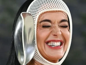 Обгорілий шлейф і шостий палець. Чому Кеті Перрі з'явилася на Met Gala 2026 у фехтувальній масці