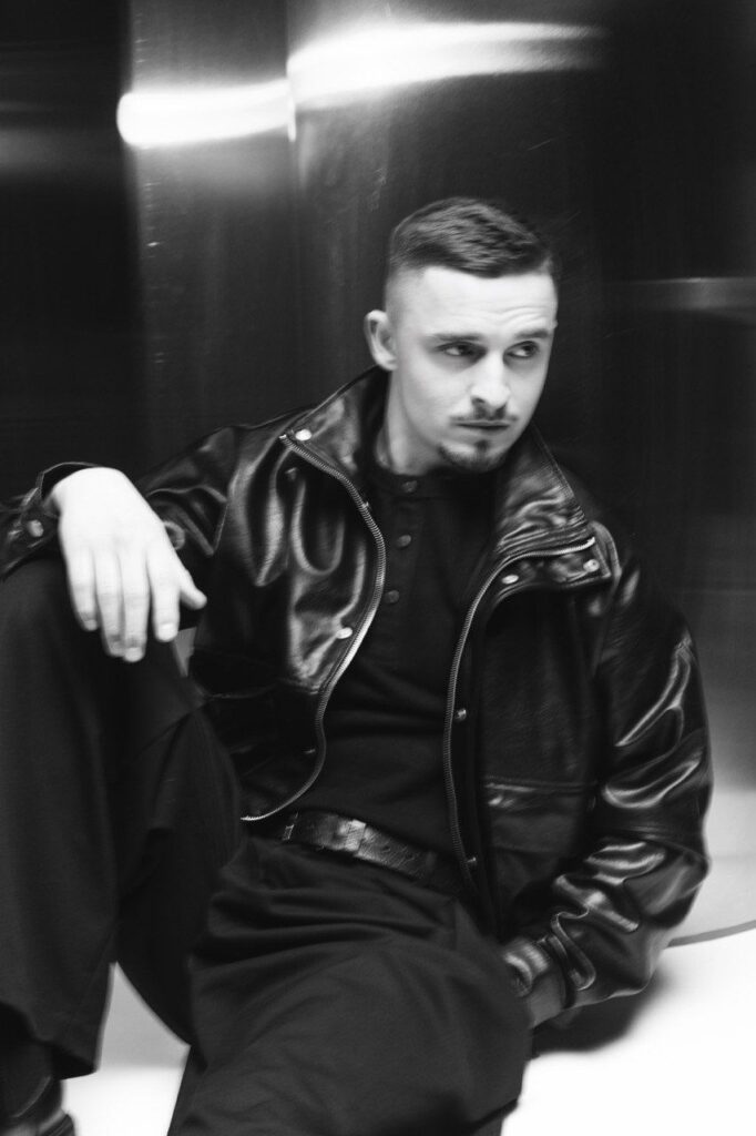 FROLOV голосно увірвався в музику з треком «Небо без зір»