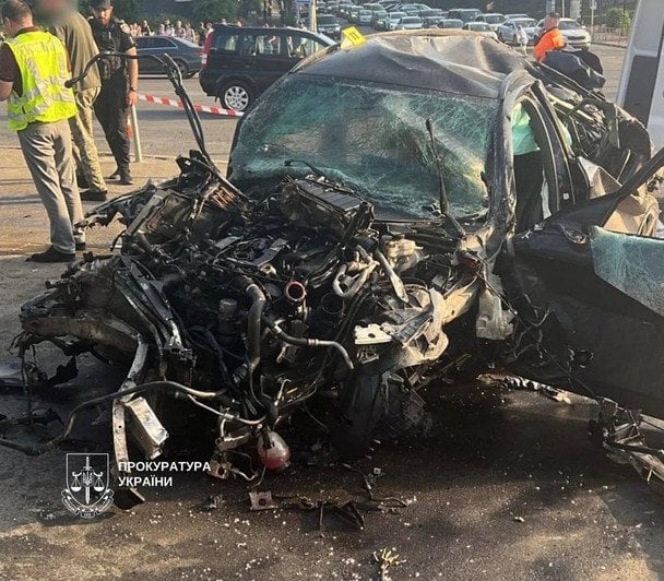 Жахлива ДТП у Києві: авто виїхало на тротуар і влетіло в перехід, є жертви — всі подробиці Жахлива ДТП у Києві: авто виїхало на тротуар і влетіло в перехід, є жертви — всі подробиці