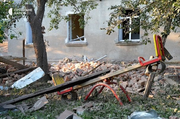 Росія скинула бомбу на будинок в обласному центрі: сильні руйнування, багато травмованих, під завалами - люди