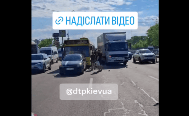 Автобус, як після вибуху: в Києві сталася ДТП з пасажирським транспортом