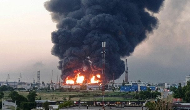 Крим під масованою атакою БпЛА: у різних районах півострова лунають вибухи