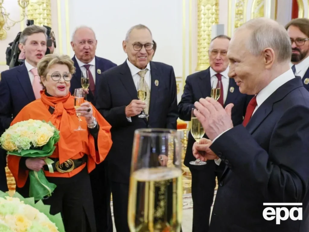 "Купка маразматиків і стара повія". Як Нейолова "зіпсувала некролог", прийнявши орден від Путіна