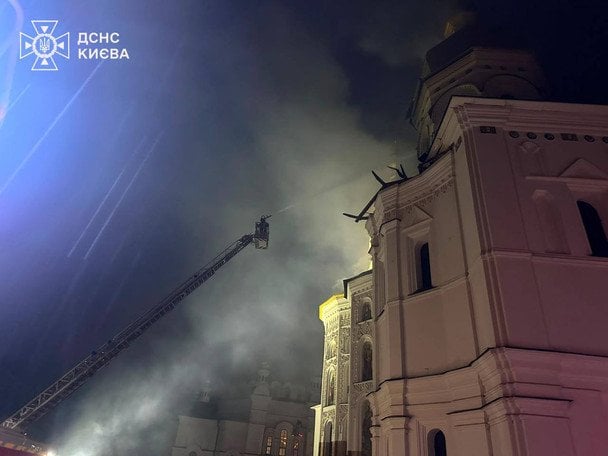 Масована атака на Київ: пожежі, руйнування в дев’яти районах столиці, рятувальники всю ніч ліквідовують наслідки (фото) Масована атака на Київ: пожежі, руйнування в дев’яти районах столиці, рятувальники всю ніч ліквідовують наслідки (фото)