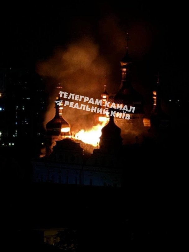 У Києві сталася пожежа на території Лаври: загорівся дах Успенського собору