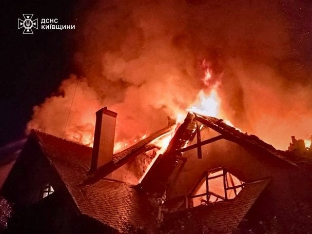На Київщині через атаку РФ спалахнули пожежі в будинках і на складах: є постраждалий (фото) На Київщині через атаку РФ спалахнули пожежі в будинках і на складах: є постраждалий (фото)