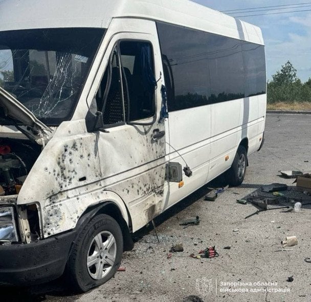 Дроновий терор Запоріжжя: ворог влучив у маршрутку, є поранений